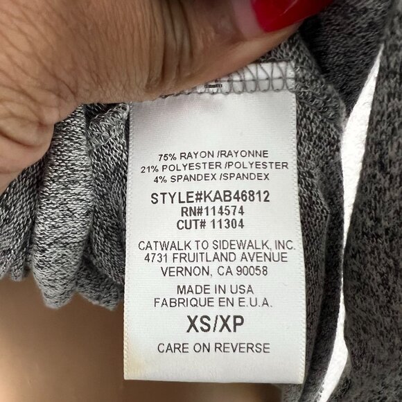 🟣🟣🟣 PLEIONE Women's Size Extra Small Gray Crew Neck Cold Shoulder Sweater - Picture 6 of 8